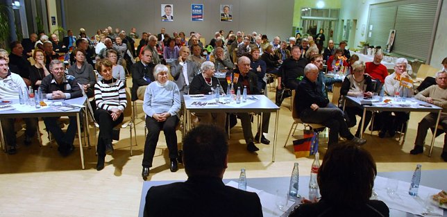 Bild: Wolfgang Bosbach und sein Gastgeber, Andr&eacute; Schr&ouml;der, sprachen und diskutierten im CJD Sangerhausen unter anderem zum Thema Fl&uuml;chtlingspolitik und innere Sicherheit. Ein interessiertes Publikum lauschte.