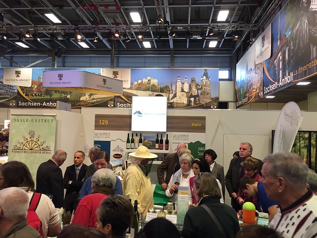 Bild: Himmel und Menschen am gemeinsamen Stand des Landkreises. Das Konzept der Standortmarketinggesellschaft, einen gemeinsamen Auftritt mehrerer kleiner Produzenten der Region auf der Gr&uuml;nen Woche zu organisieren, kommt in Berlin gut an.