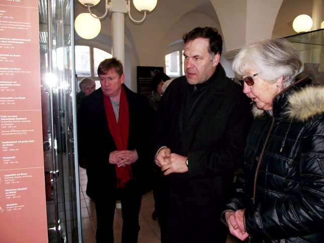 Bild: Historische Exponate in Vitrinen finden ihre Bewunderer: Landtagsabgeordneter Norbert Born, Kultusminister Stephan Dorgeloh und Eislebens Oberb&uuml;rgermeisterin Jutta Fischer.