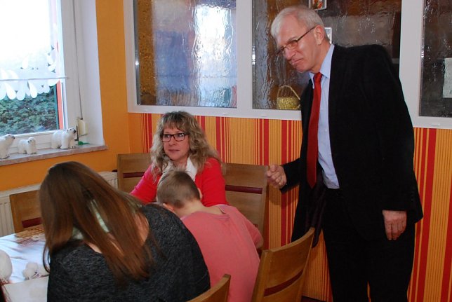 Bild: Minister Bischoff will nicht st&ouml;ren, nur kurz schauen. Bei den Hausaufgaben erhalten die jungen Bewohner in diesem Fall Hilfe durch Erzieherin Heike Tokarski.