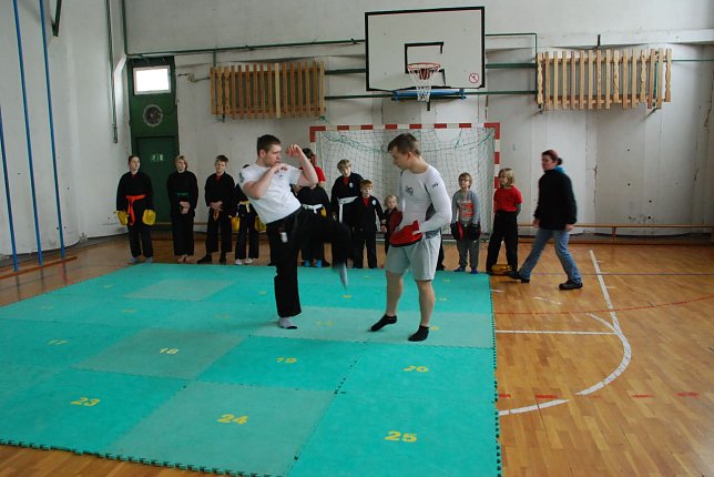 Bild: Heute war nur eingeschr&auml;nktes Training auf der alten Matte mit den Kindern m&ouml;glich. Im Bild: Marvin und Tobias zeigen eine Fu&szlig;technik.