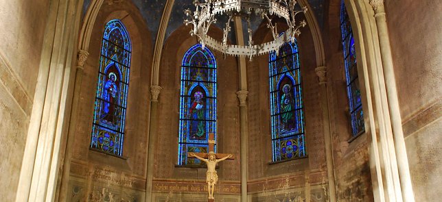 Bild: Unglaublich, was sich in Arnstedt seit Jahren tut: Viele B&uuml;rger des Ortes spenden Geld f&uuml;r die Sanierung der Kirchenfenster. Eine pr&auml;chtige Kirche ist der Lohn, &uuml;ber den sich auch die Nicht-Kirchg&auml;nger freuen. Hinter dem Erfolg stecken ihren Ort liebende Handarbeitsfrauen.