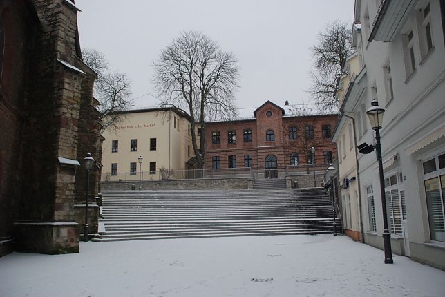 Bild: Morgen gehen auch die Sch&uuml;lerinnen und Sch&uuml;ler der Grundschule "Am Markt" in Hettstedt in die Winterferien. Doch mit Winter - wie am 4. Januar dieses Jahres, als diese Aufnahme entstand - wird es zun&auml;chst nichts. Aber Geduld: Am Wochenende soll es wieder schneien - die Hoffnung bleibt, dass es nicht nur auf dem Brocken wei&szlig; wird.