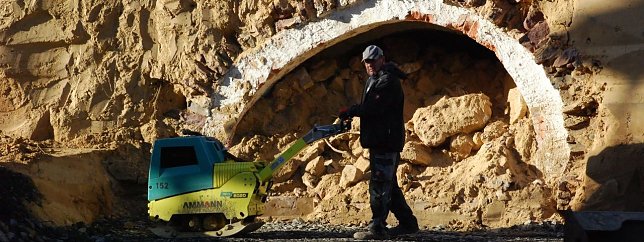 Bild: Stra&szlig;enbau in einem W&uuml;stengebiet? Nein, Bodenverdichtung auf einem Hinterhof des Hettstedter Freimarktes.