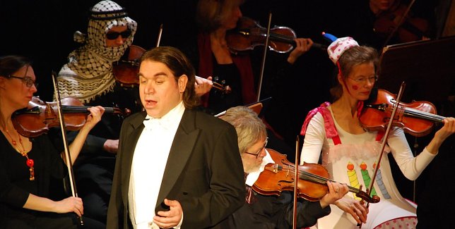 Bild: In welcher Umgebung singt nur Xavier Moreno sein "No puede ser"? Den Tenor irritierte &uuml;berhaupt nicht, in Eisleben von verh&uuml;llten Arabern und feenhaften Sch&ouml;nheiten umgeben zu sein.