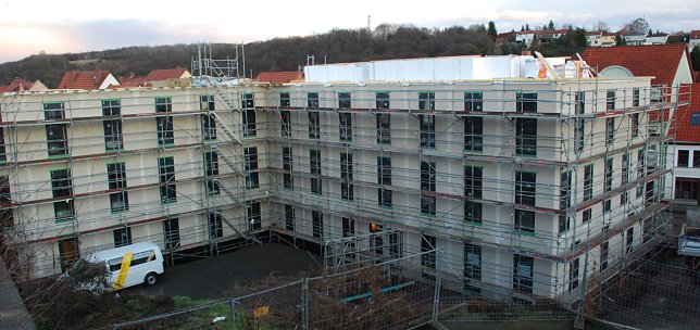 Bild: Das k&uuml;nftige Jobcenter in Hettstedt erh&auml;lt eine w&auml;rmende M&uuml;tze: Styropord&auml;mmung zum Isolieren und eine Folienbespannung zum Abdichten.