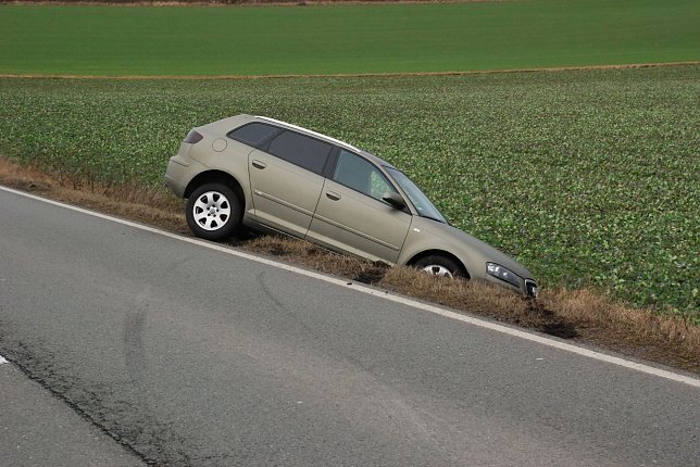 Bild: Schaden am Pkw, aber keine k&ouml;rperlichen Verletzungen trug der Fahrer dieses Audi davon, nachdem er im Zuge eines &Uuml;berholman&ouml;vers gebremst und seinen Wagen in Richtung Randstreifen gelenkt hatte. Dabei verriss er.