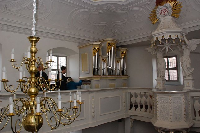Bild: Prachtvoll zeigen sich die Kapelle und die von Christian Wegscheider gebaute Orgel in Burg und Schloss Allstedt. Es ist ein erlesener Konzertort.
