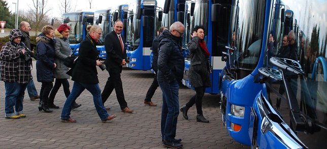 Bild: Das muss ich sehen! Nach offizieller &Uuml;bergabe des symbolischen Schl&uuml;ssels wurden die Teilnehmer der Veranstaltung eingeladen, sich die neuen Busse von innen anzusehen. Es war nicht nur regelm&auml;&szlig;igen Nutzern des &ouml;ffentlichen Nahverkehrs eine Freude.