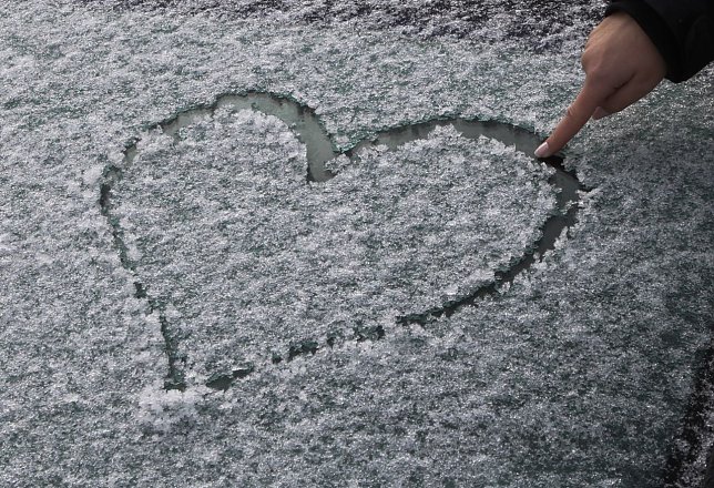 Bild: Der Winter kehrt zur&uuml;ck. Jedenfalls hatte es heute Morgen, als wieder mal die Autoscheiben freigekratzt werden mussten, den Eindruck. Aber: Es steht auch der Valentinstag bevor, zu dem am Sonntag in die Autobahnkirche Rothenschirmbach eingeladen wird. Dort d&uuml;rfte jedem warm ums Herz werden, egal, wie frostig es drau&szlig;en ist.