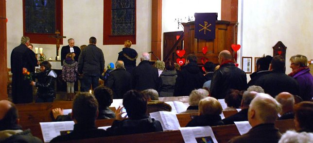 Bild: Nach dem Gottesdienst gingen die Menschen vor zum Altar, wo ihnen der Segen zugesprochen wurde.