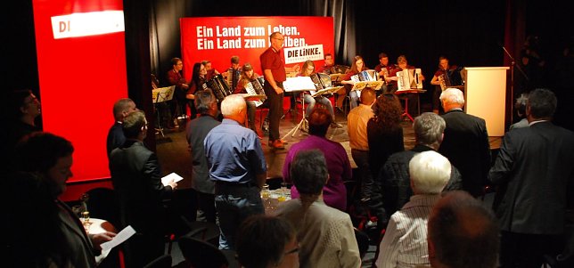 Bild: Gute Tradition: Zum Abschluss wird das Steigerlied gesungen. Es spielte die Musikschule Fr&ouml;hlich unter Leitung von Mario Dziallas. Sicherheitshalber hatte der Gastgeber Textbl&auml;tter vorbereitet.
