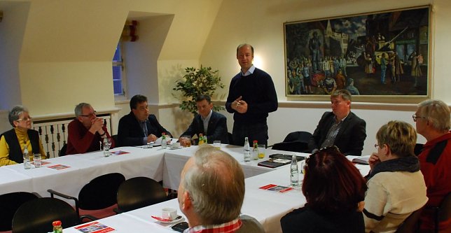 Bild: Der Europaabgeordnete Arne Lietz (stehend) neben dem Landtagsabgeordneten des Mansfelder Landes, Norbert Born (rechts) im Eisleber Hotel "Graf von Mansfeld".