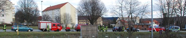 Bild: Wenige Minuten nach dem Unfall in der Ascherslebener Stra&szlig;e kamen die ersten Feuerwehrfahrzeuge von einem Einsatz zur&uuml;ck und reihten sich an der Unfallstelle ein.
