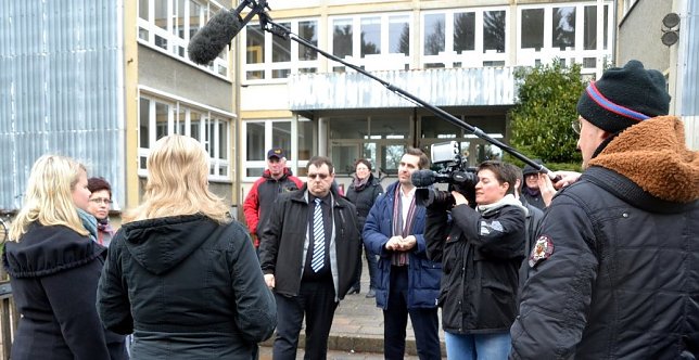 Bild: Dem ZDF war die Meinung der Freien Demokraten zum Thema Schulentwicklung auf dem Land wichtig. Dazu wurden die FDP-Landtagskandidaten Frank Sitta (rechts) und Ingo Bodtke (daneben) in Blankenheim interviewt. 