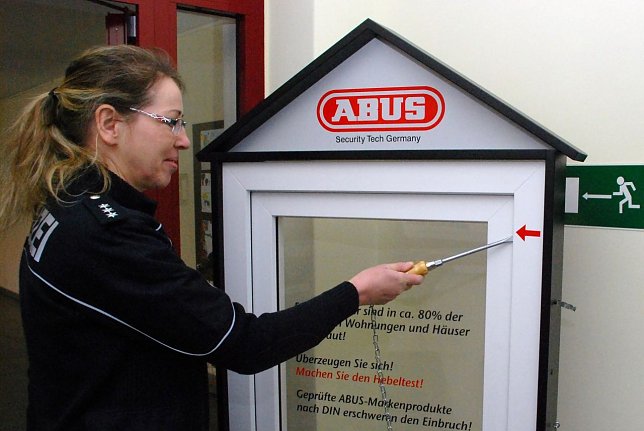 Bild: Steffi Schwan zeigt, welche Wirkung der Versuch haben kann, mit einem stabilen Schraubenzieher ein Fenster zu &ouml;ffnen. Zuweilen k&ouml;nnen schon kleine Sicherheitsma&szlig;nahmen Einbrecher von ihrem Vorhaben abbringen (Licht geht mittels Bewegungsmelder an) oder zur Aufgabe zwingen (stabile Schl&ouml;sser).