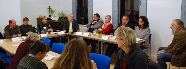 Bild: Der Einladung von Pro Baum (Peter Frobel im Bild links) zu einer Debatte &uuml;ber den Umweltschutz waren die Landtagskandidaten gefolgt (Gastgeber: Kirchengemeinde St. Jakobi; Pfarrer Sebastian Bartsch im Bild rechts).