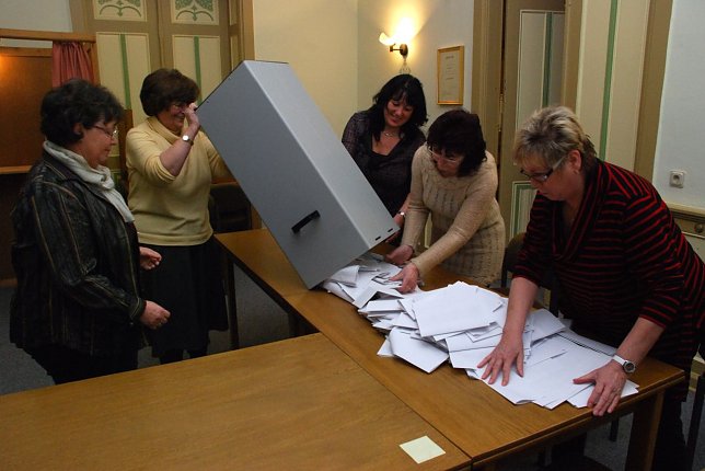 Bild: Um 18 Uhr wurden die Wahllokale geschlossen. So auch das Wahllokal Mansfeld 01 im Rathaus der Lutherstadt. Die Ausz&auml;hlung unter Leitung der Wahlvorsteherin Ellen Voigt (2. v. l.) konnte beginnen. Mit dabei: Elke Wege, Kathrin J&auml;ckel, Maritta Kolbe und Doris Kluda&szlig;.