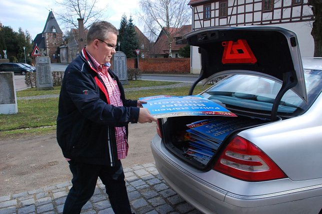 Bild: Selbst ist der Mann: Der absolute Wahlsieger im Mansfelder Land, Jens Diederichs, war auch gestern unterwegs, um die Wahlplakate seiner Partei, der AfD, in der Orten abzuh&auml;ngen. Hier in Bornstedt kam er mit etlichen Leuten ins Gespr&auml;ch, denen er ganz pers&ouml;nlich dankte f&uuml;r das ihm am Wahlsonntag erteilte Vertrauen. In Bornstedt holte er 39,6 Prozent der W&auml;hlerstimmen.