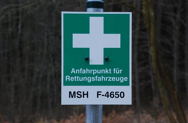 Bild: Diese Schilder k&ouml;nnen Leben retten. Denn sie stehen an Orten, wo Handyempfang, also ein Notruf m&ouml;glich ist. Und sie enthalten f&uuml;r die Rettungskr&auml;fte unverzichtbare Informationen, um den Verletzten aufzufinden.