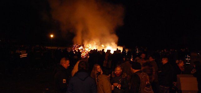 Bild: In Wimmelburg kamen gestern Abend hunderte Menschen zum Osterfeuer.