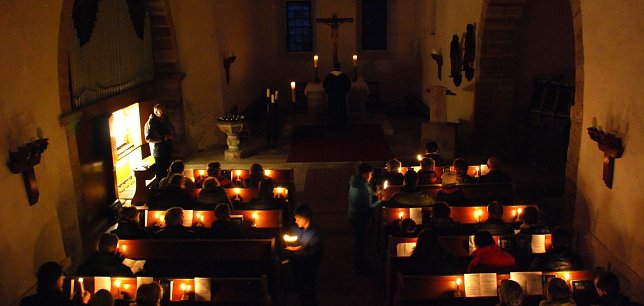 Bild: Ostersonntag 2016, kurz nach 6 Uhr. Die Veitskirche Wolferstedt ist fast ausschlie&szlig;lich von Kerzen erleuchtet.