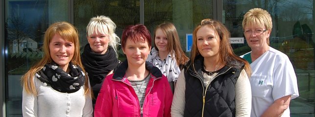 Bild: Die Auszubildenden mit der Pflegedienstleiterin vor der Klinik (Nadine Schneidewind, Nicole Schmidt, Jacqueline Jaeschke, Mandy Setzpfandt, Nicole Pfeiffer und Pflegedienstleiterin Renate Hohmann).