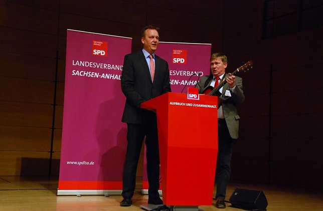 Bild: Ein Mansfelder gibt den Ton an: Norbert Born macht Musik. Das passt zu ihm und zum Auftrittsort, der Georg-Friedrich-H&auml;ndel-Halle. Neben ihm: der neue SPD-Landesvorsitzende, Burkhard Lischka.