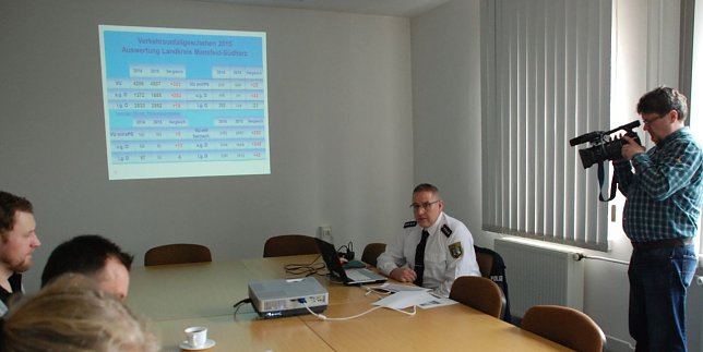 Bild: Das Medieninteresse an den Unfallzahlen des vergangenen Jahres war gro&szlig;. Im Bild: Ralf Haiasch, Chef des regionalen Fernsehsenders PunktUm, schaut Polizeihauptkommissar Olaf Venohr bei der Erl&auml;uterung der Unfallstatistik &uuml;ber die Schulter.