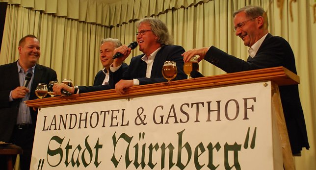Bild: Gut aufgelegte Gespr&auml;chsrunde. Von links: Wolfgang Borchert, Klaus Wowereit, Jens Bullerjahn und Michael Platzeck.