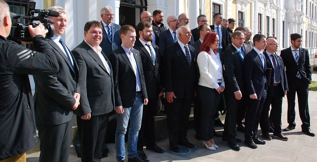 Bild: Erste komplettes Gruppenfoto der AfD-Fraktion auf den Treppenstufen des Landtages.