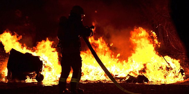 Bild: Wie ein H&ouml;llenfeuer mutete der Brand mehrerer Papiercontainer an, dem die Helftaer Feuerwehrleute in der vergangenen Nacht zu Leibe r&uuml;ckten.