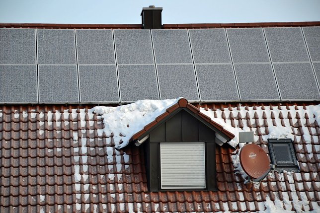 Bild: Selbst im Winter kann mit der PV-Anlage Eigenstrom produziert werden, da die glattfl&auml;chigen Module den Schnee abrutschen lassen.
