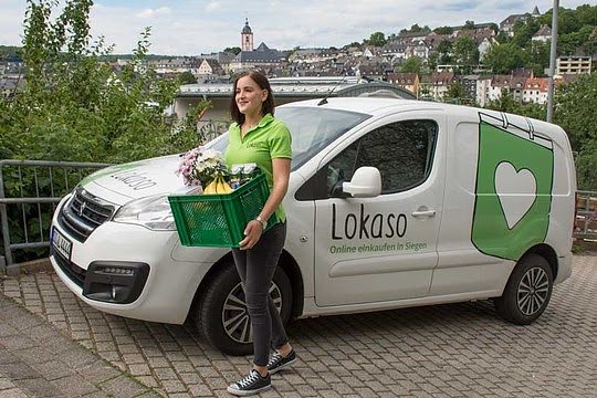 Bild: Fahrerin beim Ausliefern