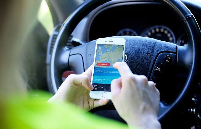 Bild: Smartphone am Steuer?