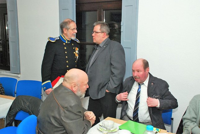 Bild: Bernd Giller (Mansfelder Pionierbataillon), Jens Diederichs (MdL, parteilos), Peter Frobel (Pro Baum) und Herbert Eckardt (Novalis-Kuratorium) im Gespr&auml;ch (im Uhrzeigersinn von hinten links).
