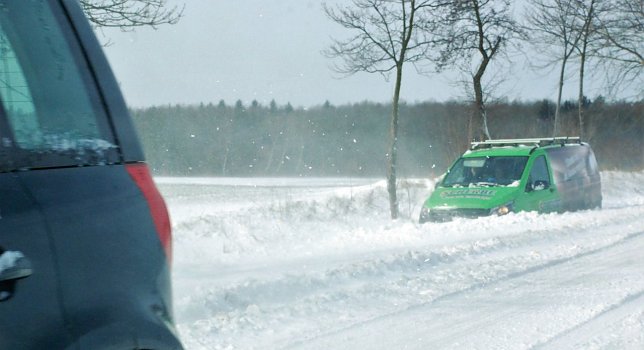 Bild: Im Stra&szlig;engraben der Klausstra&szlig;e (B 242) gelandet