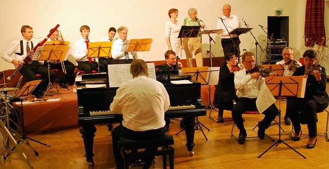 Bild: Die hallesche Kammerphilharmonie Miriquidi trat ebenso kostenlos auf wie die Sopranistin Grit Wagner, G&ouml;tz Schneega&szlig; und Fritz-Dieter Kupfernagel