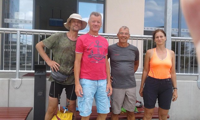 Bild: Gl&uuml;cklich nach 100 bzw. 147 km im Ziel vor dem Eisleber Bahnhof (v.l.n.r.): Bodo Schwarzberg, Detlef Koch (bereits umgezogen), Dr. Andr&eacute; Petrasch, Christiane Grammlich.