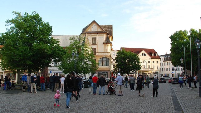 Bild: Gro&szlig;er Chor auf dem Markt. Zum Abschluss des Spaziergangs stimmten die meisten Teilnehmer in das Lied Die Gedanken sind frei ein