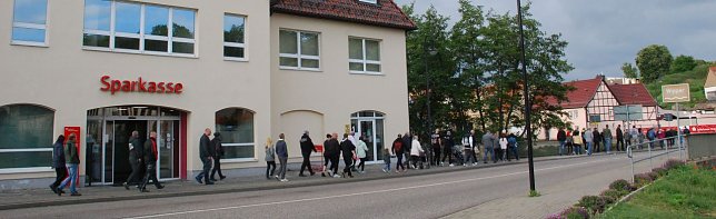 Bild: Der Sicherheitsabstand wurde eingehalten. Deshalb zog sich die Menschentraube &uuml;ber mehrere hundert Meter in die L&auml;nge. 