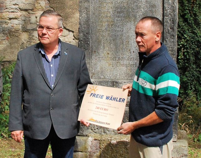 Bild: Falk Belger (rechts) nahm aus der Hand von Jens Diederichs einen symbolischen Scheck &uuml;ber 240 Euro entgegen. Das Geld war bereits zuvor &uuml;berwiesen worden.