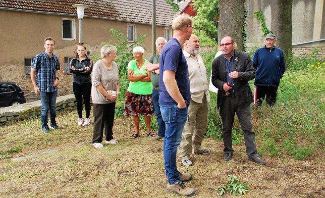 Bild: Zahlreiche Interessierte fanden sich zur Scheck&uuml;bergabe am Denkmal ein.