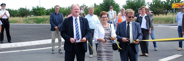 Bild: Am Th&auml;lmannschacht herrscht k&uuml;nftig flie&szlig;ender Verkehr statt Ampelstau. Und es wurden die Unfallgefahren enorm reduziert. Verkehrsminister Thomas Webel (links) gab heute Vormittag den Kreisverkehr an der fr&uuml;heren Ampelkreuzung zwischen JVA-Einfahrt Volkstedt und Siersleben frei.