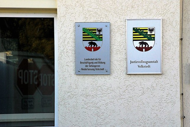 Bild: Eingang zur Justizvollzugsanstalt Volkstedt. Hier hei&szlig;t es erst einmal: Stop! So leicht kommt da niemand rein - und raus.