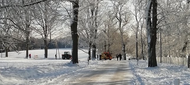 Bild: Auch Traktoren waren im Einsatz, feststeckende Autos zu befreien 