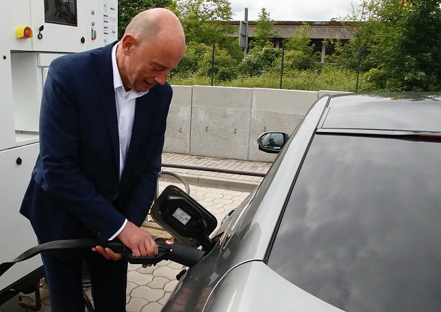 Bild: Das war im Jahr 2022: Der damalige Wirtschaftsminister Wolfgang Tiefensee (SPD) besuchte einen damaligen Leuchtturm: Maximator an der Darre: Aktuell soll sich das Unternehmen von rund 50 Mitarbeitern trennen.