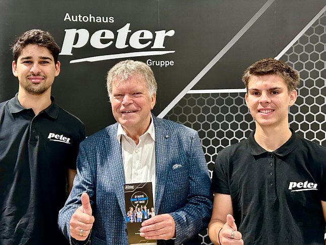 Bild: Ausbildungsleiter Achit T&ouml;lle und die beiden Azubis Joel Siegling (rechts) und Eduard Iskanyan (links)