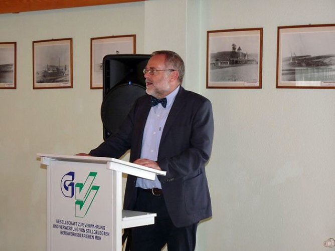 Zeugnisse &uuml;bergeben (Foto: Karl-Heinz Herrmann)