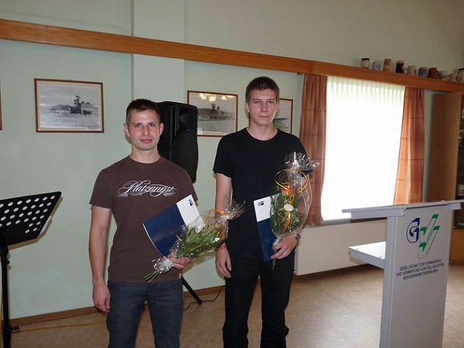 Zeugnisse &uuml;bergeben (Foto: Karl-Heinz Herrmann)